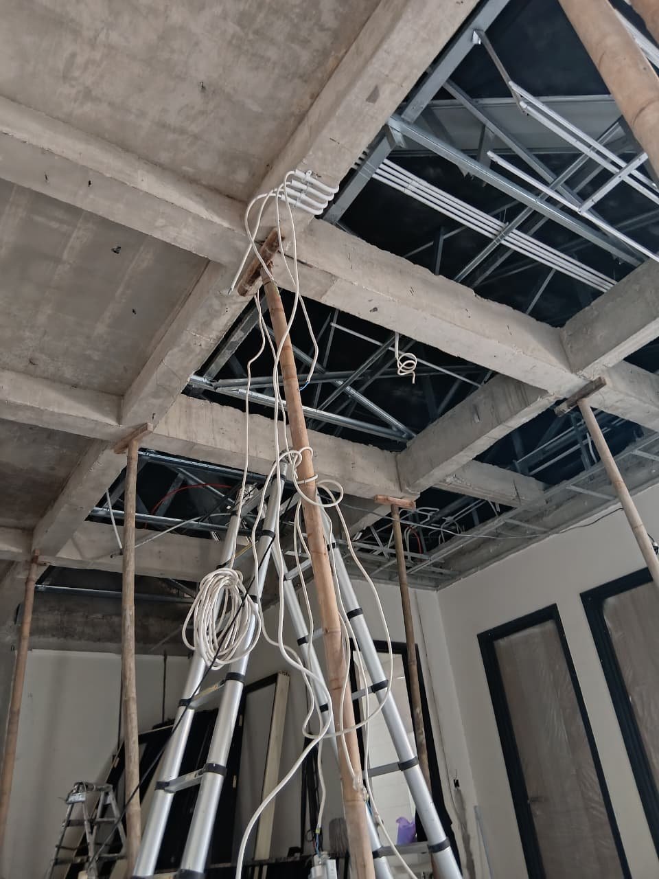 Instalasi aman ya menggunakan pipa,teedus,isolasi,serta kabel NYM .
